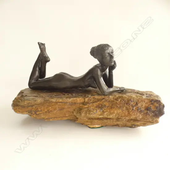 SIGNED BRONZE NUDE ON ROCK 'RIK 01 NZ 2/25' L.325mm
