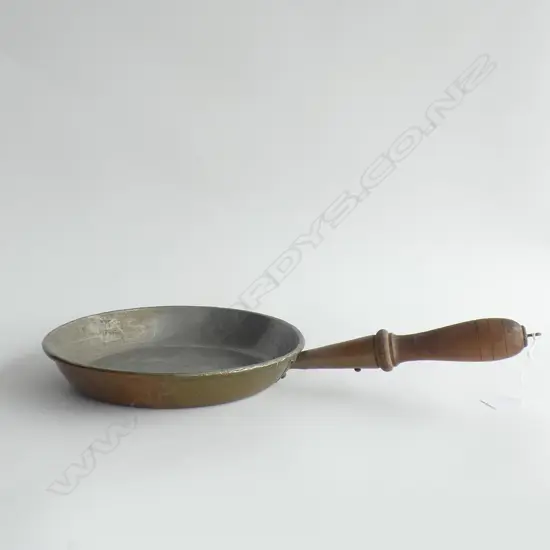 COPPER BASE PAN WITH WOODEN HANDLE DIA 255MM