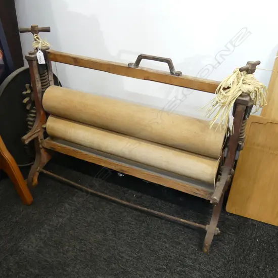 ANTIQUE CAST IRON LAUNDRY WRINGER W.730mm