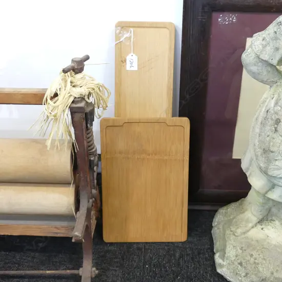 2 BAMBOO CHOPPING BOARDS 