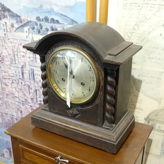 OAK MANTLE CLOCK w. BARLEY TWIST COLUMNS H.305mm key inside