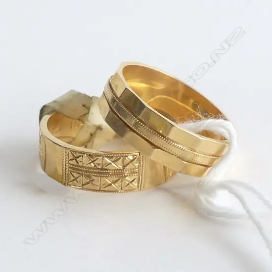 2 X 18CT GOLD ENGRAVED BAND RINGS NEW OLD STOCK 9.13gms