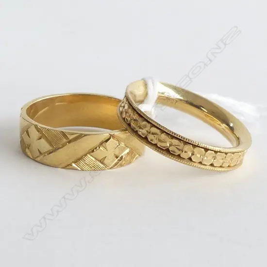 2 X 18CT GOLD ENGRAVED BAND RINGS NEW OLD STOCK 8.94gms