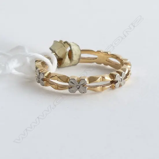 18CT & ENGRAVED PALLADIUM BAND RING NEW OLD STOCK 2.58gms