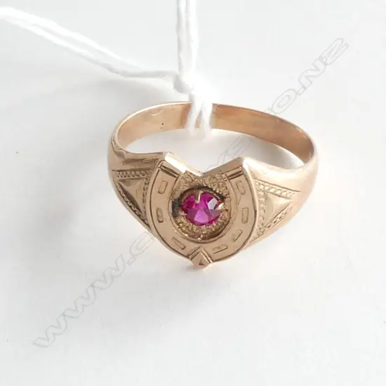 9CT GOLD RED STONE IN HORSE SHOE SIGNET RING 3.62gms