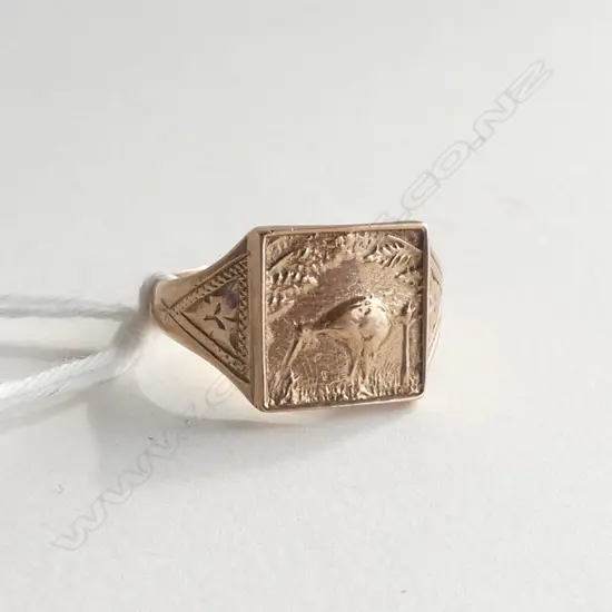 9CT GOLD KIWI IN LANDSCAPE SIGNET RING. 3.75gms