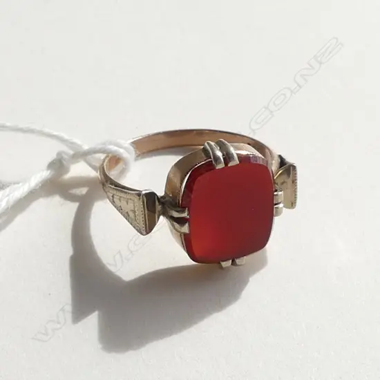 9CT GOLD RED CARNELIAN SET PANELLED RING