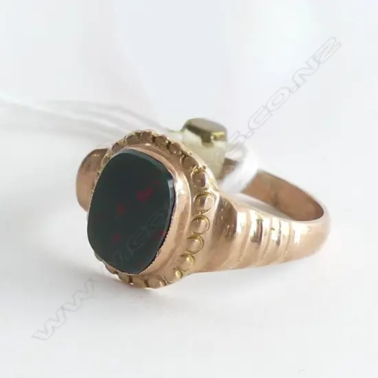 9CT GOLD RING WITH BLOODSTONE PANEL 4.28gms