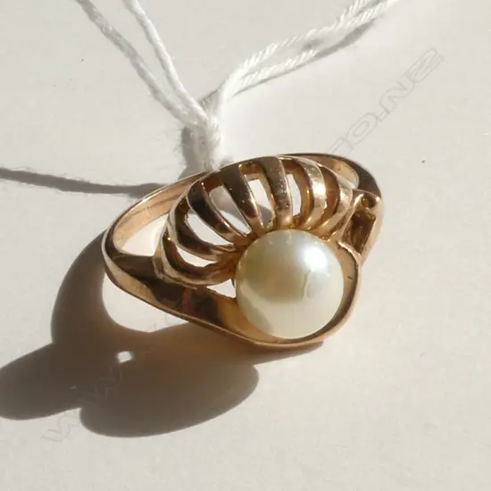 9CT GOLD RING W PEARL 3.45gms