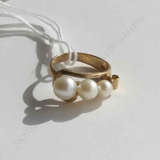 9CT GOLD RING W PEARLS 4.4gms
