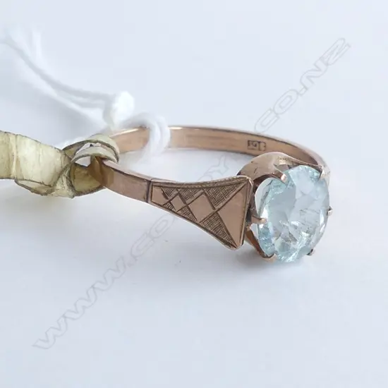 9CT GOLD RING W BLUE STONE 1.93gms