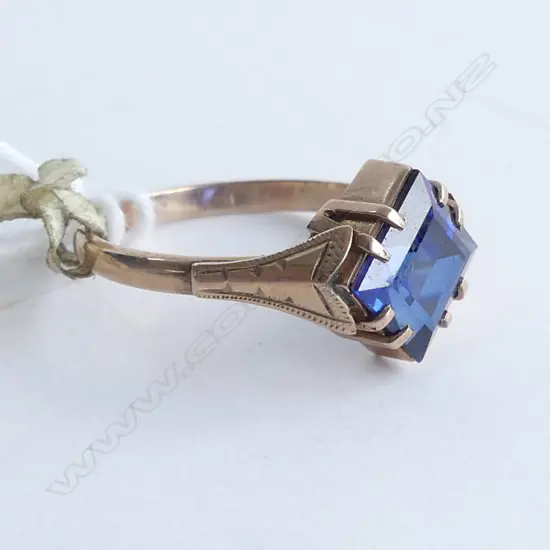 9CT GOLD RING W BLUE STONE 2.54gms