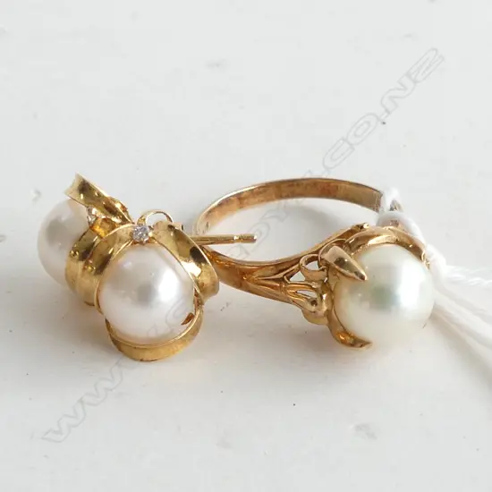 18CT GOLD & PEARL RING &  EARRING SET   4.8GMS