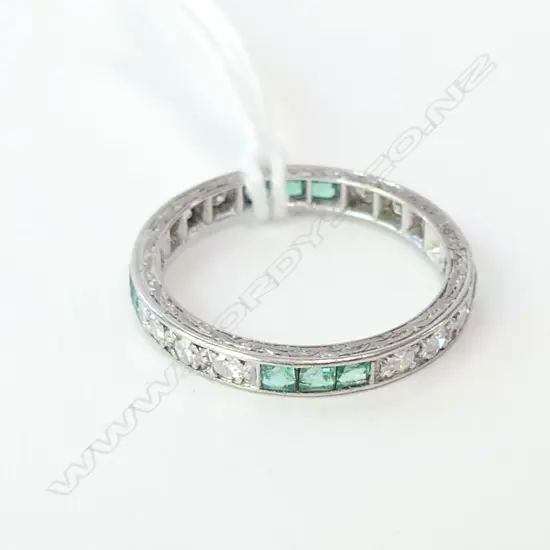 PLATINUM, DIAMOND & EMERALD RING. WEIGHT: 3gm SIZE: O A/F TO EMERALDS