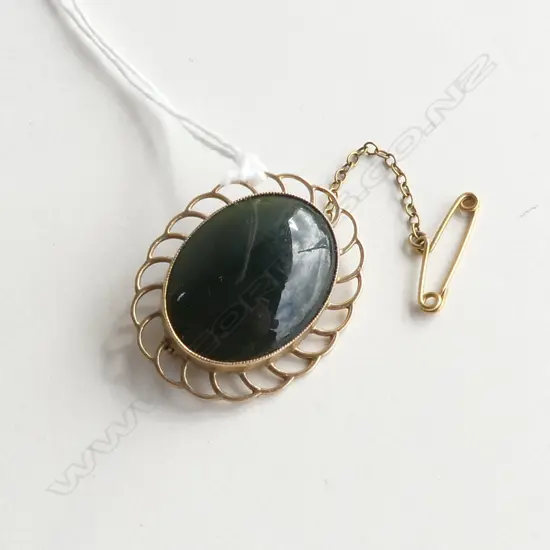 9CT & DARK GREENSTONE BROOCH 6.85gms