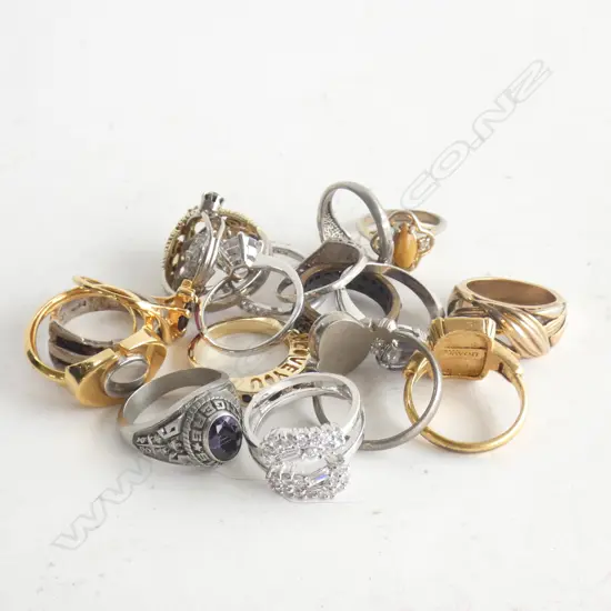 18 COSTUME RINGS 