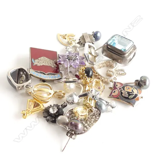 ASST. STG & COLOURED STONE JEWELLERY; PENDANTS ETC 45 GRAMS