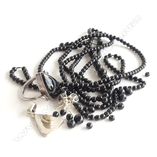 925 SILVER PENDANT & STUD EARRINGS W GRANITE ROCK (?) + BEAD NECKLACE BROKEN & ONXY & STG SILVER LADIES DRESS RING 