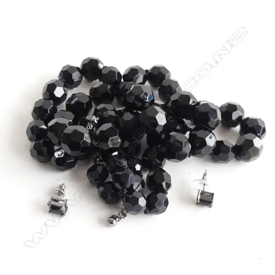 BLACK FACETED BEAD NECKLACE (420MM) AND SQUARE STUD EARRINGS