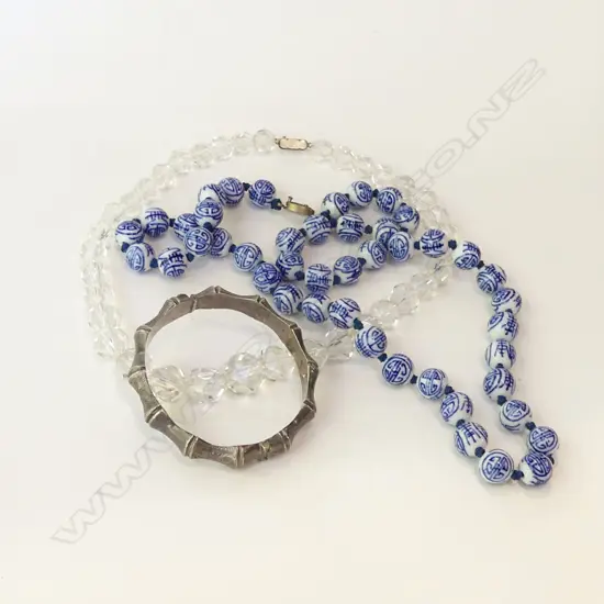 JEWELLERY; BLUE & WHITE CERAMIC BEAD NECKLACE, HINGED BANGLE + 1 OTHER 