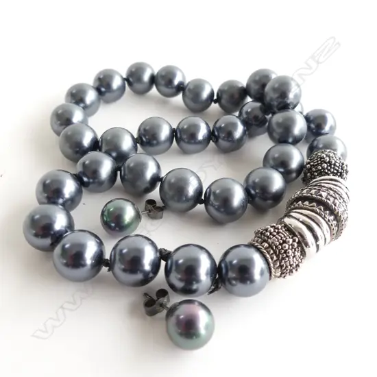 SET FAUX PEARL BLACK PEARL NECKLACE WITH DETAILED CLASP & PR STUD EARRINGS 