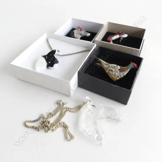 NEIL HARRIS DECORATIVE GLASS JEWELLERY; 2 PENDANTS W CHAINS & 3 BROOCHES - 4 IN INDIVIDUAL BOX...