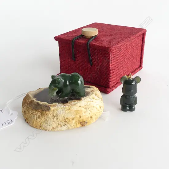 JADE BEAR ON STONE L 63MM + JADE BEAR PENDANT 