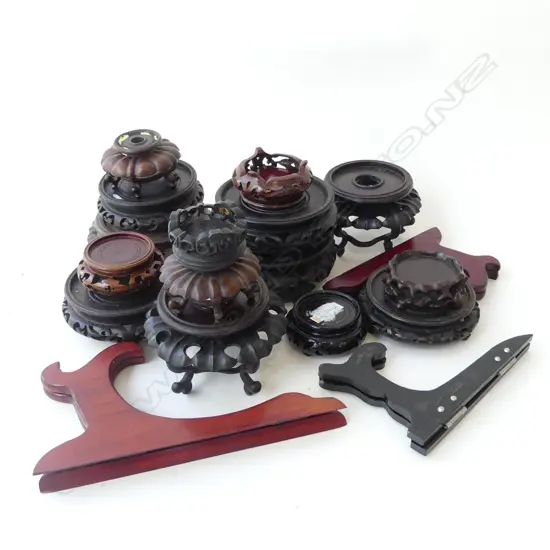 BOX ORIENTAL WOODENS STANDS + 3 PLATE STANDS 