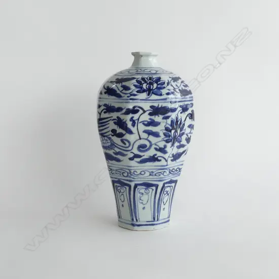MING DYNASTY STYLE BLUE & WHITE VASE H. 260MM