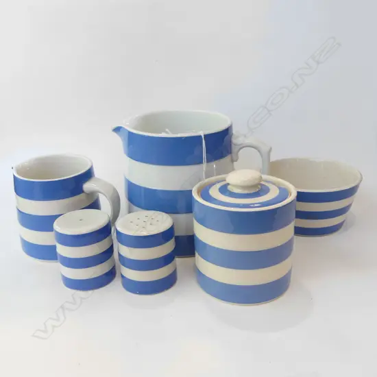 5 PCS TG B&W CORNISHWARE; 2 JUGS (LARGEST H 120MM), SUGAR BOWL, LIDDED JAM POT & S&P SHAKERS -SOME CRAZING