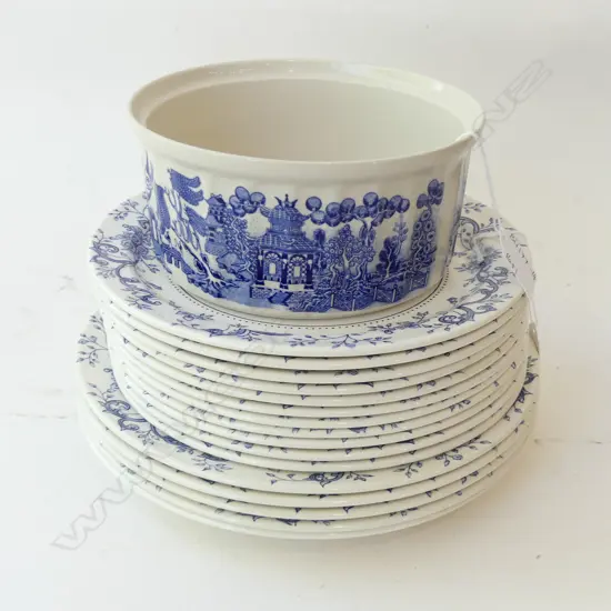 CROWN LYNN MALVERN BLUE PLATES; 5 DINNER & 11 LUNCHEON + CL BLUE WILLOW COOKWARE DISH (DIA  175MM