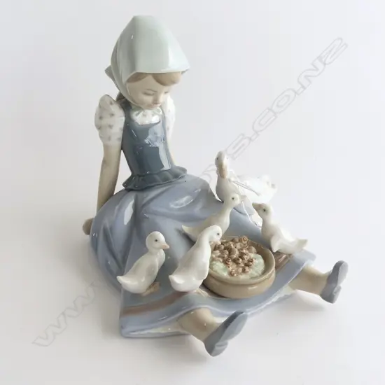 LLADRO #5074 'MY HUNGRY BROOD' H.170mm