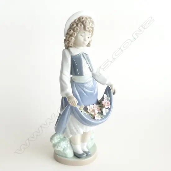 NAO FIGURINE GIRL w. FLOWERS (minor damage) H.235mm