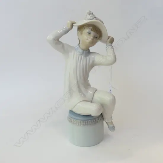 LLADRO GIRL  WITH HAT ON STOOL H. 220MM