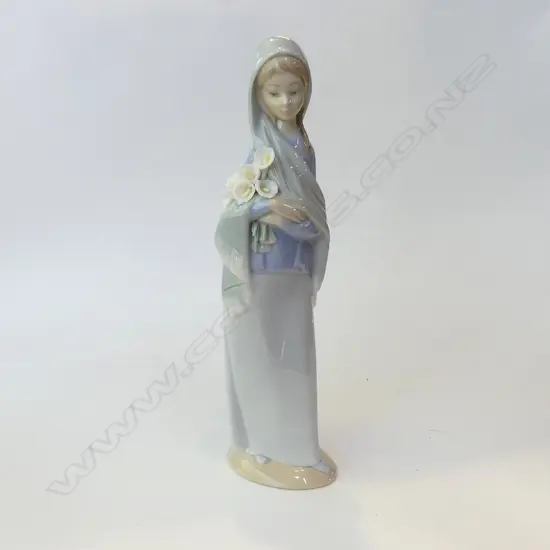 LLADRO LADY WITH LILIES H   (AF TO LILIES)235MM