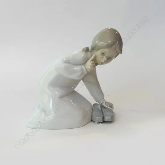 LLADRO GIRL WITH SLIPPERS H 135MM