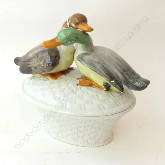 ITALIAN WHITE BASKET WEAVE CERAMIC DISH WITH 2 LG DUCKS ATTACH. TO LID L 260MM
