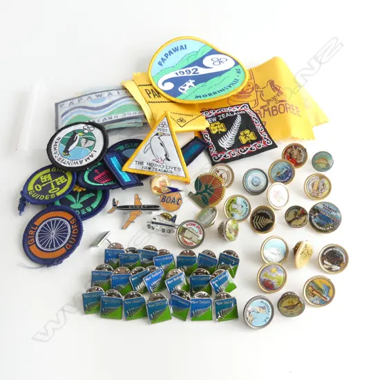 BAG ASST OLD NZ PINS & CLOTH BADGES ETC..