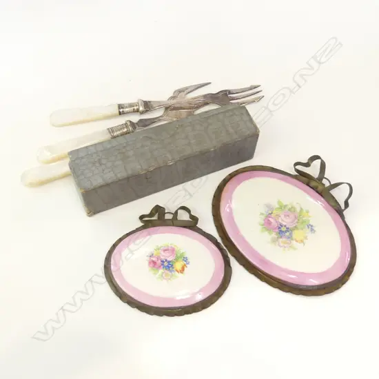 SM BAG ASST - 4 MOP HANDLE PICKLE FORKS, 2 MINIATURE CERAMIC DECALS WITH BRASS FRAMES & 6 EP TEASPOONS IN BOX