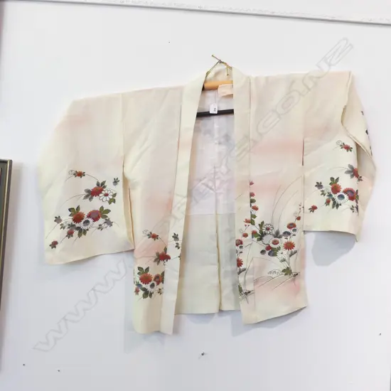 VINTAGE HALF LENGTH TRADITIONAL SILK KIMONO - PINK / WHITE & FLORAL / FULLY LINED