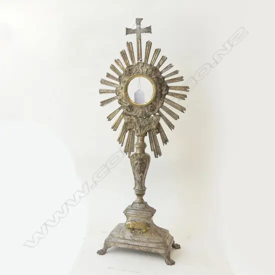 TALL METAL STAND WITH STAR BURST FRAME & CROSS (CROSS NEEDS REPAIR) H 525MM