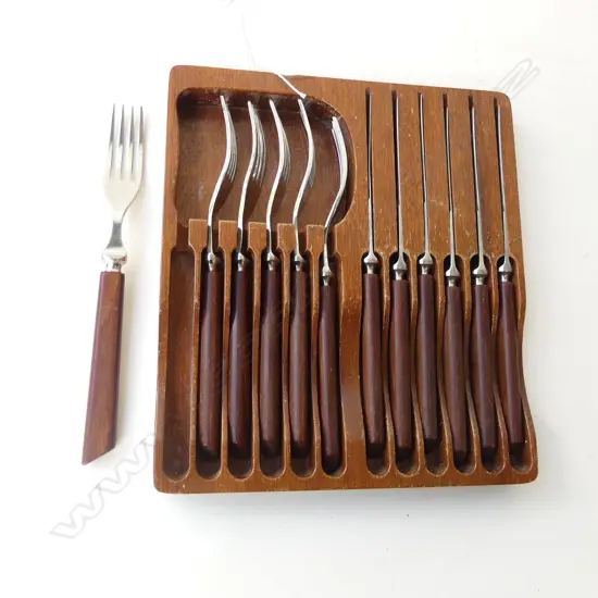 12 PC SHEFFIELD STEAK SET WITH TEAK HANDLES