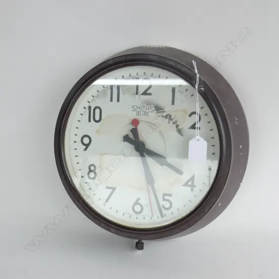 OLD SMITH'S BAKELITE WALL CLOCK ELECTRIC. EX. MARTINBOROUGH HOTEL BAR