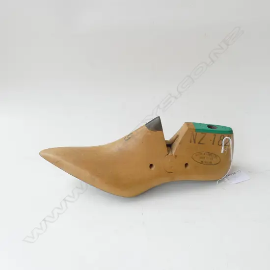 WOODEN SHOE LAST - METAL SOLE - NZ 182 LETTERING