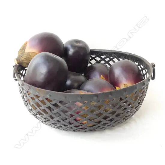 METAL BASKET OF 9 AUBERGINES   (DIA 365MM)