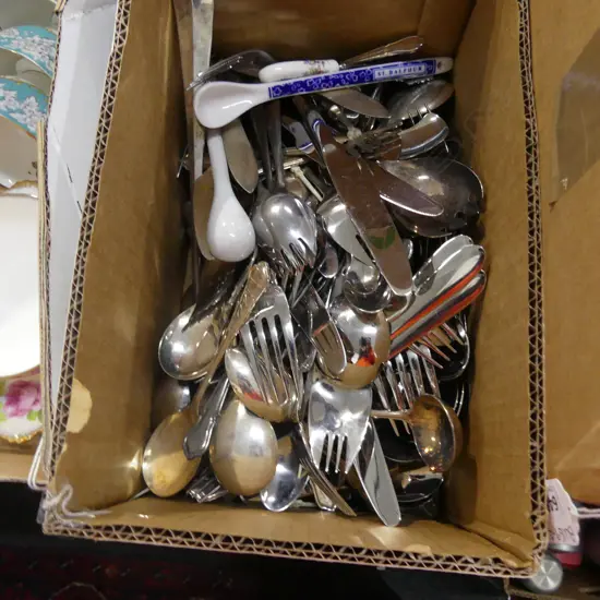 BOX LOT OF CUTLERY