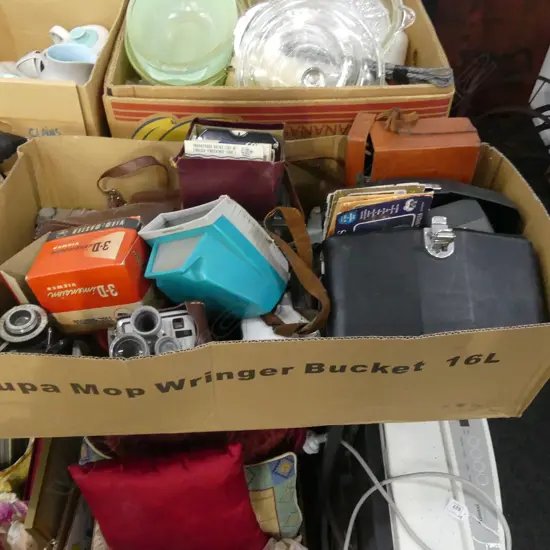 BOX LOT VINTAGE FILM & VIDEO CAMERAS / VIEWMASTERS ETC