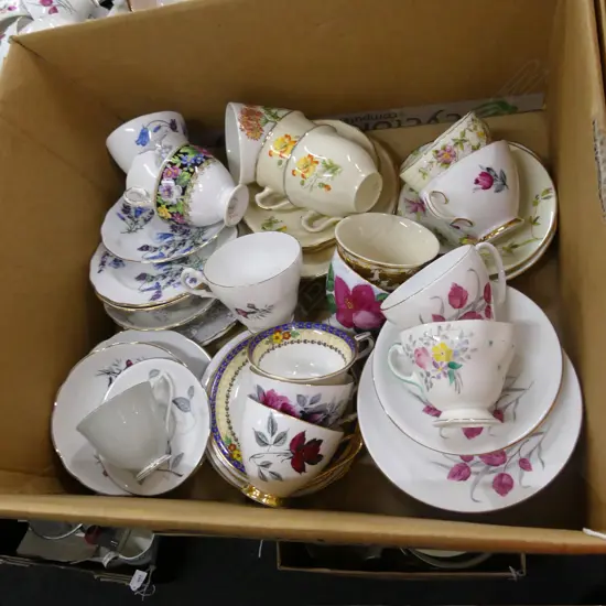 BOX LOT ASST. CUPS & SAUCERS / TRIOS 