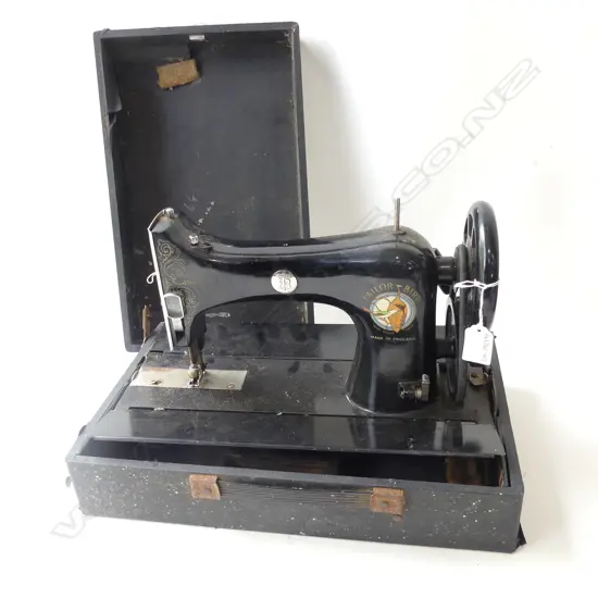 VINTAGE TAYLOR BIRD HAND CRANK SEWING MACHINE FOLDS UP INTO BOX 