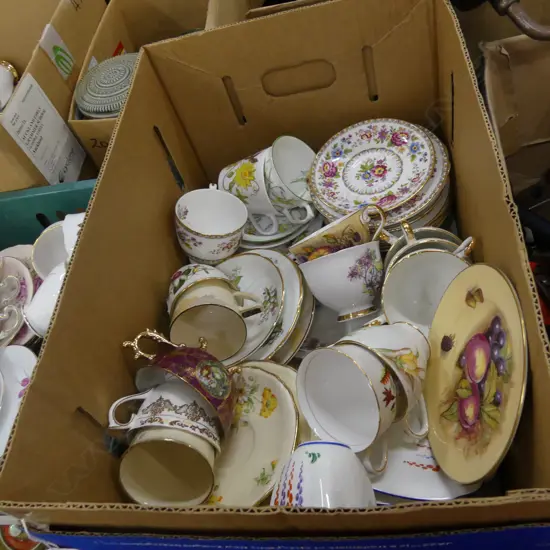 BOX LOT ASST. CUPS & SAUCERS / TRIOS 